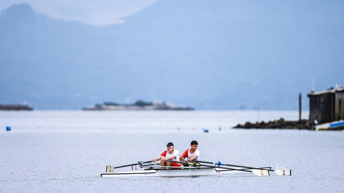 Odilon Maia Martins, 96, the worlds oldest active rower, during a training session at the Aldo Luz rowing club in Florianopolis, Brazil, October 30, 2025. REUTERS/Diego Vara