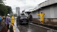 Polisi mengatur lalu-lintas di lokasi. Terlihat lubang penutup lintasan MRT Jakarta itu menganga cukup besar.  