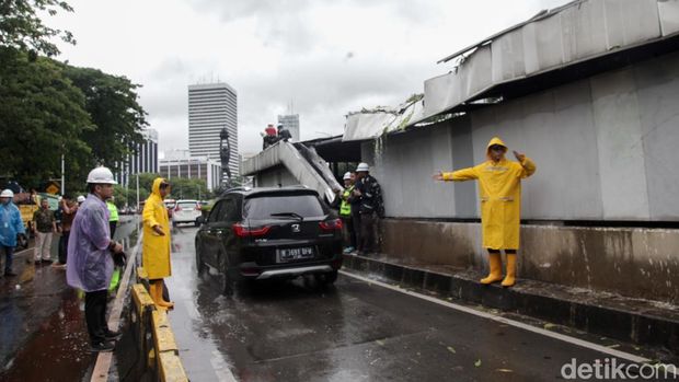 Potret Terkini Penutup Lintasan MRT Rusak Tertimpa Pohon di Senayan Pohon tumbang membuat penutup lintasan MRT rusak di Bundaran Senayan, Jakarta. Hingga Kamis (20/11/2025) pukul 15.20 WIB, petugas masih melakukan penanganan.
