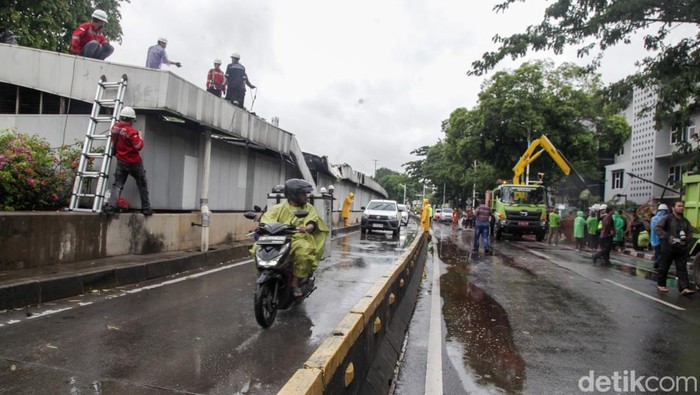 Pohon tumbang membuat penutup lintasan MRT rusak di Bundaran Senayan, Jakarta. Hingga Kamis (20/11/2025) pukul 15.20 WIB, petugas masih melakukan penanganan.