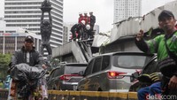 Petugas sedang menangani kerusakan pada penutup lintasan MRT tersebut. 