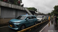Lalu-lintas Jl Sisingamangaraja ditutup. Pengendara sementara melewati jalur TransJakarta.  