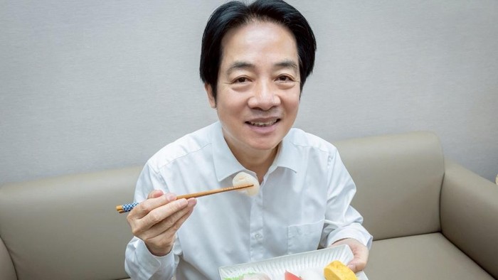 Foto selebaran ini, yang diambil dan dirilis oleh Kantor Kepresidenan Taiwan pada 20 November 2025, menunjukkan Presiden Taiwan Lai Ching-te sedang menikmati sushi dan sup miso untuk makan siang di Taipei. Foto Presiden Taiwan Lai Ching-te yang sedang memegang sepiring sushi diunggah di laman Facebook-nya pada 20 November, sebagai bentuk dukungan untuk Tokyo setelah adanya laporan bahwa Beijing akan menghentikan impor makanan laut Jepang.