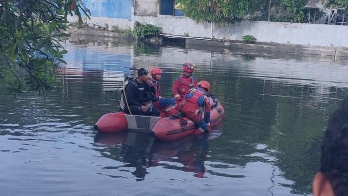 Pria berinisial DM (46) ditemukan tewas di Kali Sunter, Jakut. DM diduga nekat menceburkan diri usai dipergoki warga saat ingin mencuri. (dok Polsek Koja)