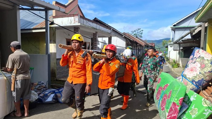 Proses evakuasi korban longsor di Dusun Situkung, Desa Pandanarum, Kecamatan Pandanarum, Kabupaten Banjarnegara