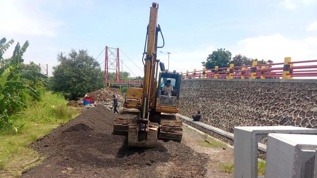 Proses perbaikan Jembatan Gantung Losari Lor Kabupaten Cirebon.