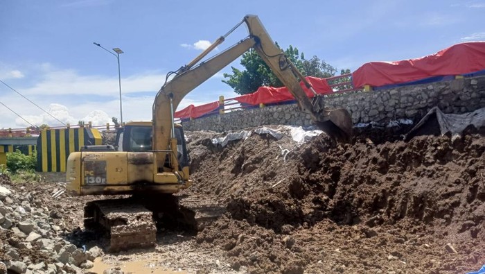 Proses perbaikan Jembatan Gantung Losari Lor Kabupaten Cirebon.