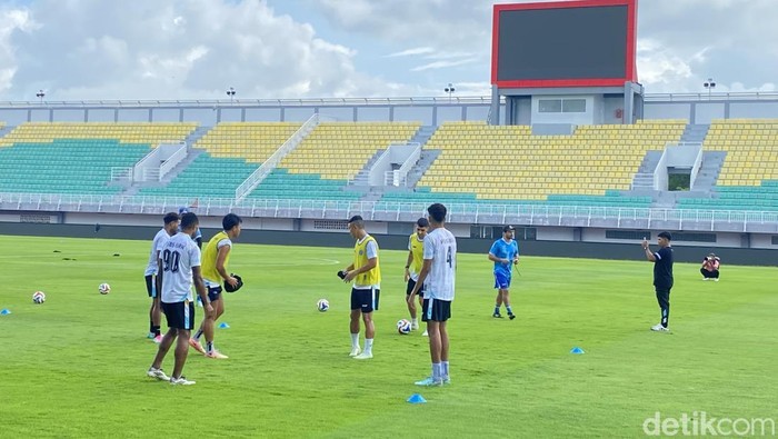 Tim PSBS Biak saat menjalani sesi official training di Stadion Gelora BJ Habibie menjelang laga melawan PSM Makassar.