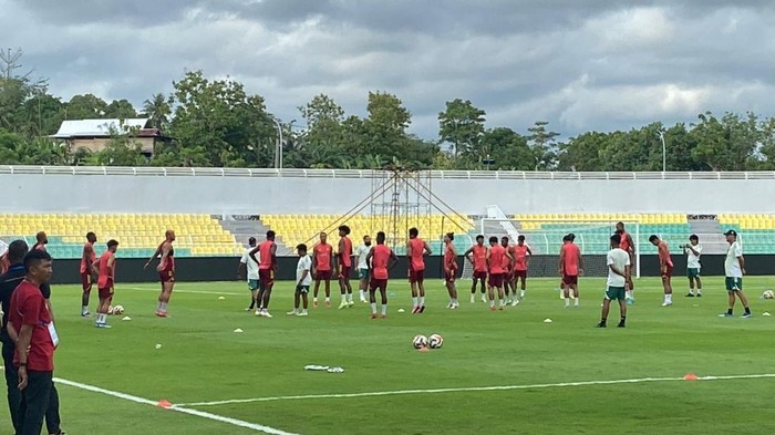 PSM Makassar menggelar latihan di Stadion Gelora BJ Habibie jelang melawan PSBS Biak.