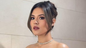Tampil elegan dalam gaun pink satin, sosok ini siap menyambut malam paling spesial di panggung AMI Awards. Foto: Instagram @juni_records/@raisa6690