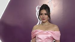 Momen Manis Raisa di AMI Awards 2025: Gaun Pink-Senyum Kemenangan