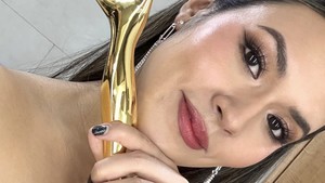 Raisa menggenggam erat Piala AMI Awards 2025. Foto: Instagram Raisa
