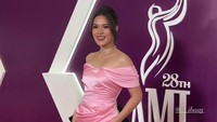Ibu satu anak itu memakai long dress bergaya sabrina, berwarna pink dengan belahan panjang di bagian kaki kiri serta pita hitam panjang di bagian pinggang belakang. High heels menambah penampilan Raisa makin anggun. Foto: Instagram Story @raisa6690