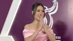 Bak Cinderella, Raisa Lari Pakai Gaun dan High Heels