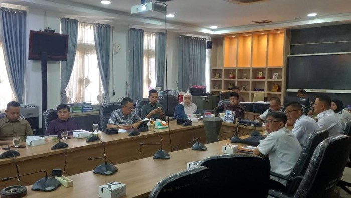 Rapat kerja DPRD Kota Bandung dengan DLH Kota Bandung mengenai upaya pengelolaan sampah