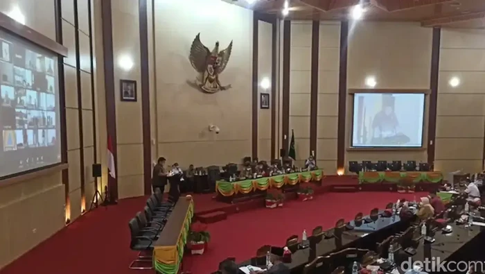 Suasana Rapat Paripurna DPRD Medan dengan agenda mendengarkan pandangan fraksi.