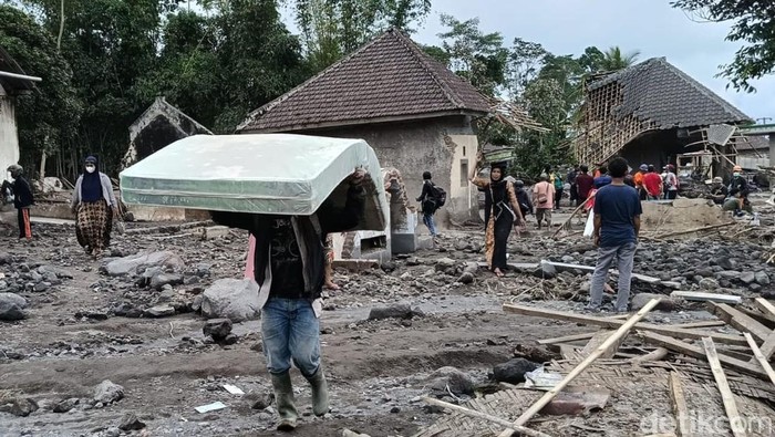 Ratusan rumah rusak di Desa Supit Urang Diterjang Erupsi Semeru