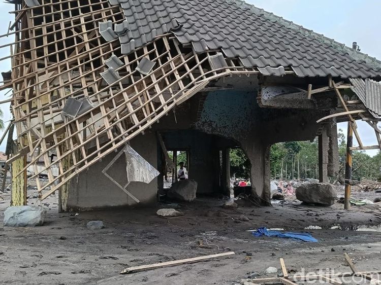 Ratusan Rumah Rusak Akibat Erupsi Gunung Semeru