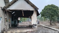 Rumah-rumah warga tertimbun material vulkanik. Bongkahan batu besar tercecer di permukiman, bahkan beberapa rumah rata dengan tanah karena dahsyatnya terjangan awan panas guguran Semeru.