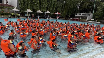 Realme C85 juga memecahkan rekor Guinnes World Records untuk kategori Most people performing a mobile phone water resistance test simultaneously yang diikuti 276 orang. Pemecahan ini berlangsung di Kolam Renang Cilandak Sport Center. Foto: Virgina Maulita Putri/detikINET