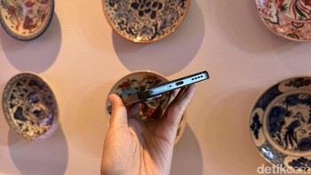 Berkat baterai besarnya, Realme C85 dapat dipakai sebagai power bank darurat mengandalkan reverse charging 10W. Foto: Virgina Maulita Putri/detikINET