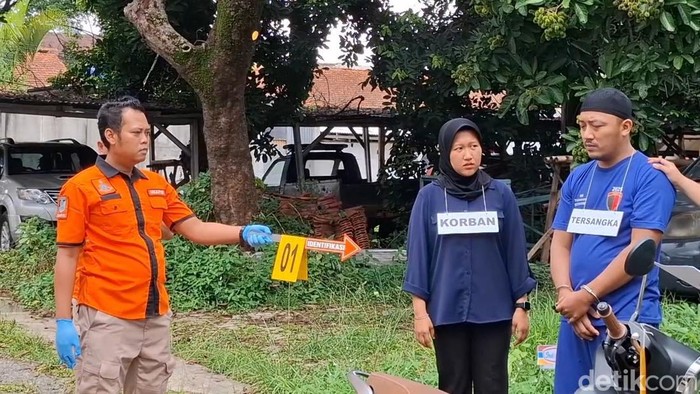 Rekonstruksi pembunuhan pegawai minimarket oleh atasan