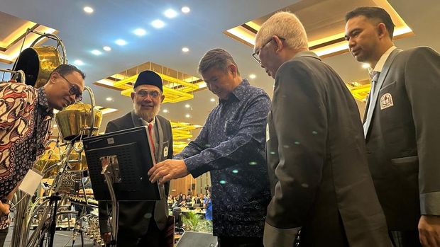 Rektor Udinus Pelantikan Rektor Unidus, Prof. Dr. Pulung Nurtantio Andono, S.T., M.Kom., sebagai Waket Bidang Sistem Informasi Pengurus Pusat (APTISI) periode 2025-2030 di The Krakatau Grand Ballroom, Taman Mini Indonesia Indah, Jakarta.