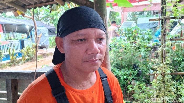 Relawan dari Merpati Putih, Karsono (51), yang terlibat dalam operasi pencarian korban longsor Desa Cibeunying Kecamatan Majenang, Kabupaten Cilacap, saat ditemui detikJateng, Kamis (20/11/2025).