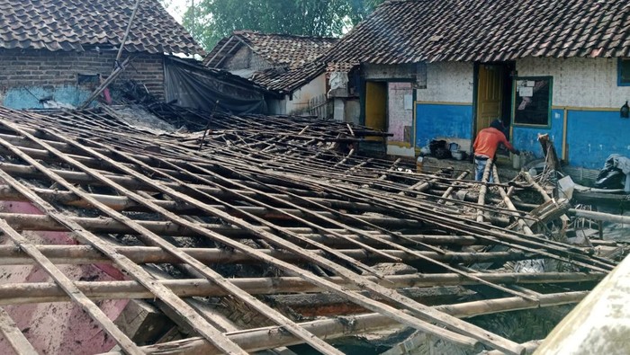 Rumah ambruk di Kabupaten Bandung.