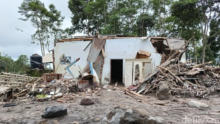 Rumah di Lumajang Rusak Disapu Awan Panas Erupsi Semeru