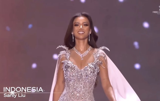 “Grace, glamour, and golden confidence. Sanly brings Indonesia to the spotlight with an evening gown performance that captivates the universe,” tulis akun Instagram @missuniverseidnofficial menggambarkan penampilannya yang memukau. Foto: Sanly Liu