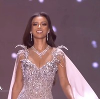 “Grace, glamour, and golden confidence. Sanly brings Indonesia to the spotlight with an evening gown performance that captivates the universe,” tulis akun Instagram @missuniverseidnofficial menggambarkan penampilannya yang memukau. Foto: Sanly Liu