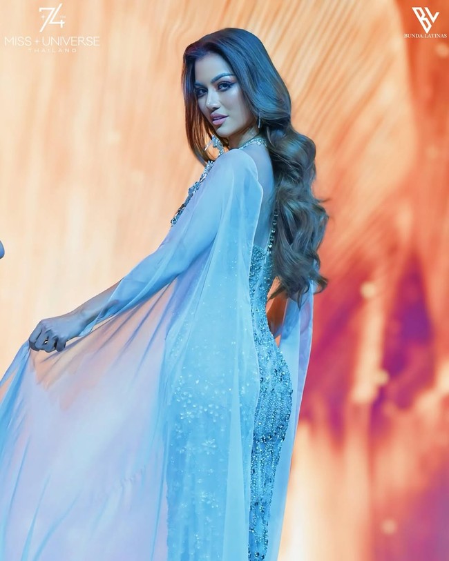 Salah satu bagian paling memikat dari gaun itu adalah bordirnya. Hampir di setiap inci kain, tertanam kristal dan payet bening yang berkilauan.  Foto: dok. Instagram @bunda.latinas