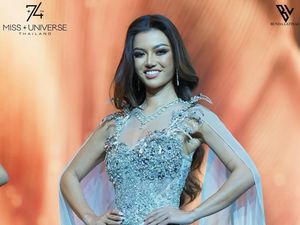 Pesona Sanly Liu dengan Gaun Malam di Panggung Preliminary Miss Universe 2025