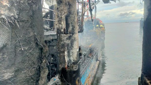 Satu unit kapal terbakar di Pluit, Jakut. Sebanyak 9 unit mobil damkar dikerahkan untuk memadamkan api. (dok Damkar Jakarta)