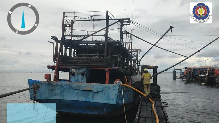 Satu unit kapal terbakar di Pluit, Jakut. Sebanyak 9 unit mobil damkar dikerahkan untuk memadamkan api. (dok Damkar Jakarta)