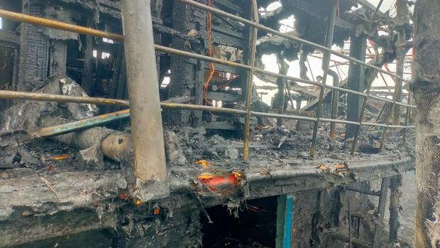 Satu unit kapal terbakar di Pluit, Jakut. Sebanyak 9 unit mobil damkar dikerahkan untuk memadamkan api. (dok Damkar Jakarta)