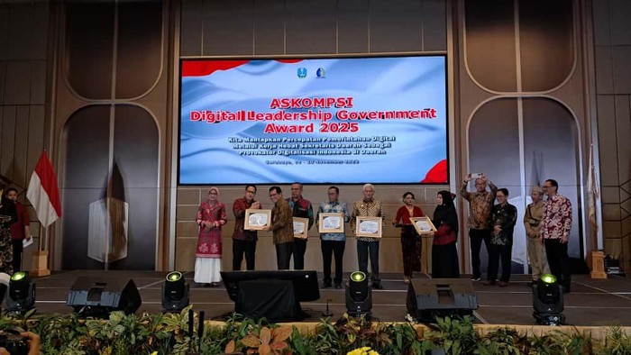 Sekdaprov Jatim Adhy Karyono Raih ADLG Award
