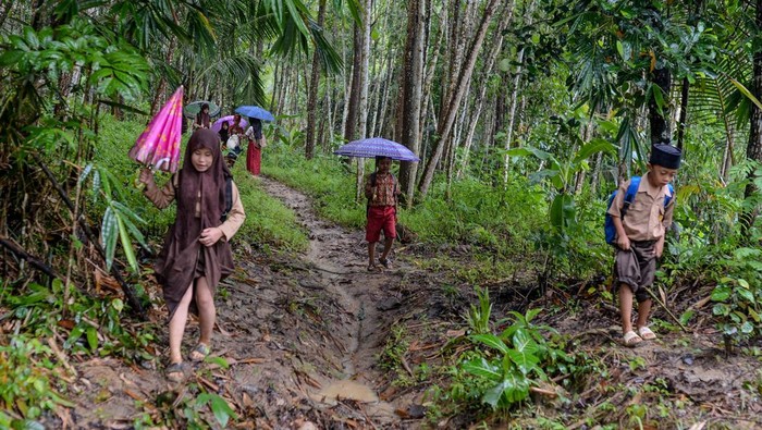 Sejumlah siswa kelas dua dan kelas satu mencatat PR saat mengikuti kegiatan belajar mengajar di SD Negeri 2 Sorongan kelas jauh Batu Payung, Cibaliung, Pandeglang, Banten, Kamis (20/11/2025). Sebanyak 23 siswa dan satu guru yang mengajar di daerah terpencil Kabupaten Pandeglang tersebut hanya memiliki satu ruang belajar yang rusak parah untuk menampung siswa dari kelas satu hingga enam. ANTARA FOTO/Muhammad Bagus Khoirunas/bar