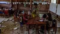 Dengan kondisi ruangan yang sempit, atap rapuh, dan dinding yang mulai lapuk, kegiatan belajar mengajar sering kali dilakukan dengan penuh keterbatasan. ANTARA FOTO/Muhammad Bagus Khoirunas