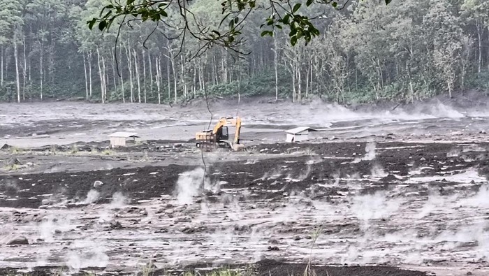 Truk diduga milik penambang pasir terjebak di Sungai Besuk Kobokan