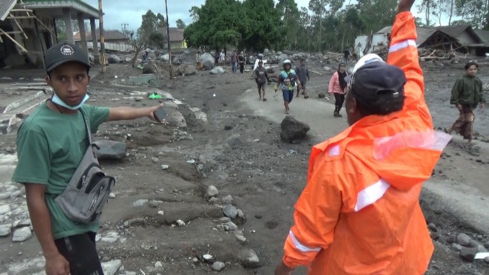 Relawan memperingatkan agar warga keluar dari zona merah karena ada kabar banjir lahar di Dusun Sumbersari, Desa Supiturang, Kecamatan Pronojiwo, Lumajang