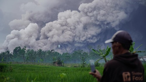 Warga mengabadikan luncuran awan panas Gunung Semeru di Desa Sumberwuluh, Candipuro, Lumajang, Jawa Timur, Rabu (19/11/2025). Berdasarkan data PVMBG, Gunung Semeru mengalami erupsi dengan kolom abu setinggi 2.000 meter di atas puncak atau mencapai total ketinggian sekitar 5.676 mdpl dengan amplitudo gempa letusan mencapai 40 mm. ANTARA FOTO/Irfan Sumanjaya