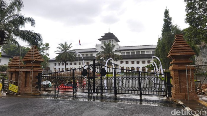 Sentuhan bertema Candi Bentar jadi wajah baru di Gedung Sate, Kota Bandung