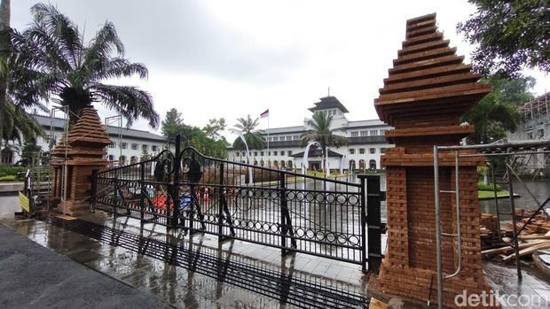 Sentuhan bertema Candi Bentar jadi wajah baru di Gedung Sate, Kota Bandung