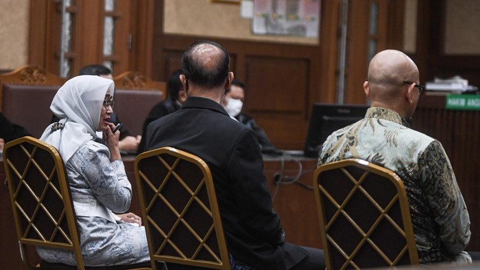 Terdakwa kasus dugaan korupsi di PT ASDP Harry Muhammad Adhi Caksono (kanan), Ira Puspadewi (kiri), dan Muhammad Yusuf Hadi (tengah) menjalani sidang dengan agenda pembacaan vonis Pengadilan Tipikor, Jakarta, Kamis (20/11/2025). Majelis Hakim memvonis mantan Direktur Utama PT ASDP Indonesia Ferry (Persero) Ira Puspadewi dengan hukuman empat tahun enam bulan penjara dan denda Rp500 juta subsider tiga bulan kurungan, mantan Direktur Komersial dan Pelayanan PT ASDP Ferry (Persero) Muhammad Yusuf Hadi dan mantan Direktur Perencanaan dan Pengembangan PT ASDP Ferry (Persero) Harry Muhammad Adhi Caksono masing-masing pidana penjara empat tahun dan denda Rp250 juta subsider pidana tiga bulan kurungan. ANTARA FOTO/Muhammad Adimaja/tom.