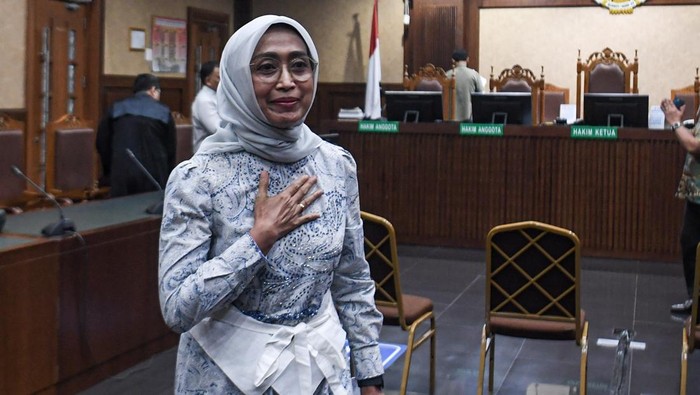 Terdakwa kasus dugaan korupsi di PT ASDP Ira Puspadewi berjalan usai menjalani sidang dengan agenda pembacaan vonis di Pengadilan Tipikor, Jakarta, Kamis (20/11/2025). Majelis Hakim memvonis mantan Direktur Utama PT ASDP Indonesia Ferry (Persero) Ira Puspadewi dengan hukuman empat tahun enam bulan penjara dan denda Rp500 juta subsider tiga bulan kurungan, mantan Direktur Komersial dan Pelayanan PT ASDP Ferry (Persero) Muhammad Yusuf Hadi dan mantan Direktur Perencanaan dan Pengembangan PT ASDP Ferry (Persero) Harry Muhammad Adhi Caksono masing-masing pidana penjara empat tahun dan denda Rp250 juta subsider pidana tiga bulan kurungan. ANTARA FOTO/Muhammad Adimaja/tom.