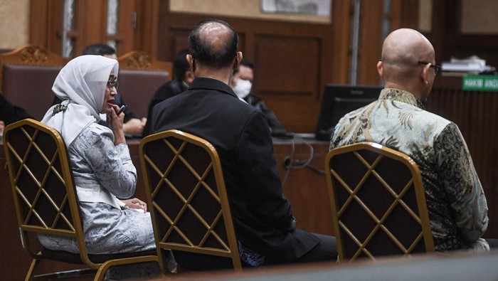 Kerabat dari terdakwa kasus dugaan korupsi di PT ASDP berdoa saat mengikuti jalannya sidang dengan agenda pembacaan vonis di Pengadilan Tipikor, Jakarta, Kamis (20/11/2025). Majelis Hakim memvonis mantan Direktur Utama PT ASDP Indonesia Ferry (Persero) Ira Puspadewi dengan hukuman empat tahun enam bulan penjara dan denda Rp500 juta subsider tiga bulan kurungan, mantan Direktur Komersial dan Pelayanan PT ASDP Ferry (Persero) Muhammad Yusuf Hadi dan mantan Direktur Perencanaan dan Pengembangan PT ASDP Ferry (Persero) Harry Muhammad Adhi Caksono masing-masing pidana penjara empat tahun dan denda Rp250 juta subsider pidana tiga bulan kurungan. ANTARA FOTO/Muhammad Adimaja/tom.