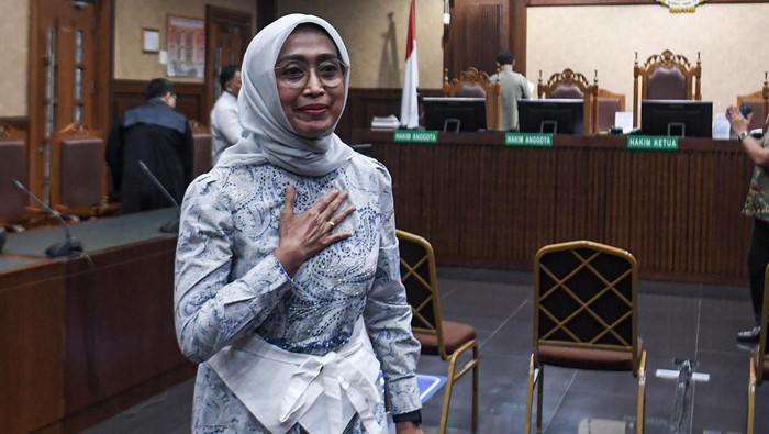 Kerabat dari terdakwa kasus dugaan korupsi di PT ASDP berdoa saat mengikuti jalannya sidang dengan agenda pembacaan vonis di Pengadilan Tipikor, Jakarta, Kamis (20/11/2025). Majelis Hakim memvonis mantan Direktur Utama PT ASDP Indonesia Ferry (Persero) Ira Puspadewi dengan hukuman empat tahun enam bulan penjara dan denda Rp500 juta subsider tiga bulan kurungan, mantan Direktur Komersial dan Pelayanan PT ASDP Ferry (Persero) Muhammad Yusuf Hadi dan mantan Direktur Perencanaan dan Pengembangan PT ASDP Ferry (Persero) Harry Muhammad Adhi Caksono masing-masing pidana penjara empat tahun dan denda Rp250 juta subsider pidana tiga bulan kurungan. ANTARA FOTO/Muhammad Adimaja/tom.
