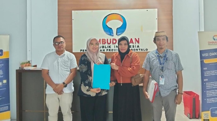 Sitti Magfirah Makmur melaporkan Rektor Universitas Muhammadiyah Gorontalo (UMGO) ke Ombudsman usai dipecat tidak hormat sebagai dosen tetap gegara podcast bersama mahasiswi yang berpura-pura kesurupan duduk di balkon asrama putri.